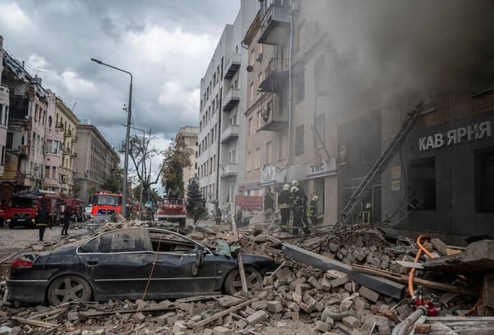 瓦礫と化したウクライナの街と破壊された自動車