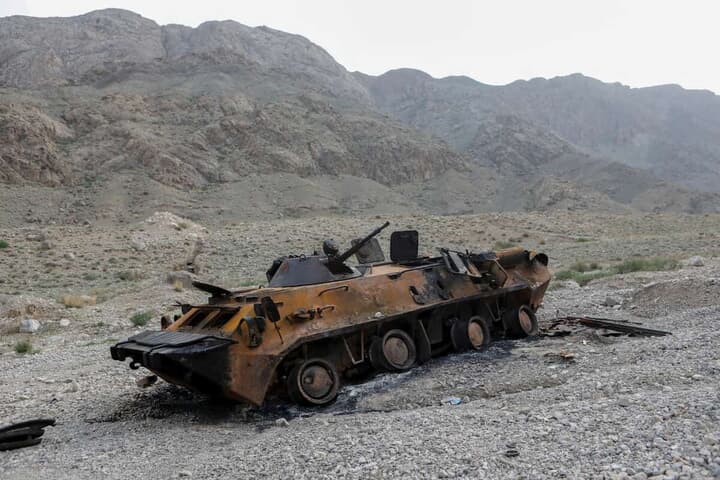 キルギス軍の焼け焦げた装甲兵員輸送車