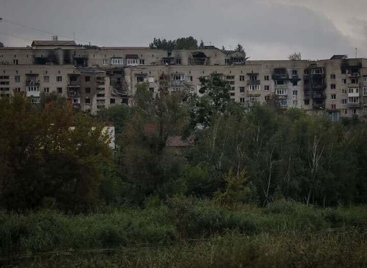 ウクライナ東部イジュムの破壊されたアパート