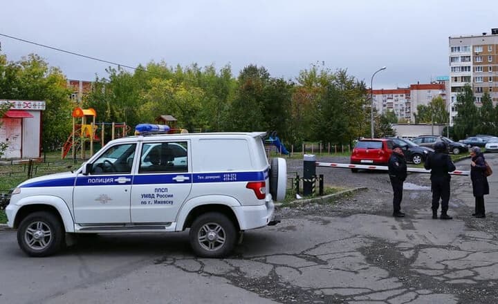 ロシア中部イジェフスクの学校前に停まったパトカー