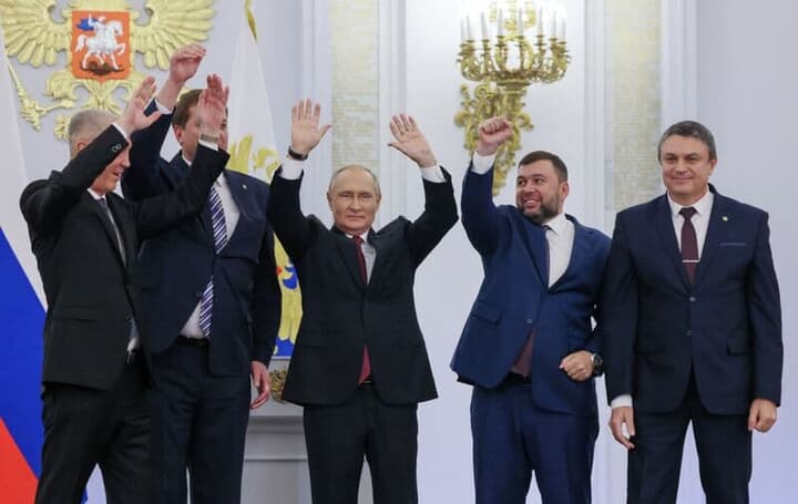 ロシアのプーチン大統領と、ロシアから派遣されたウクライナのドネツク州の「指導者」ら
