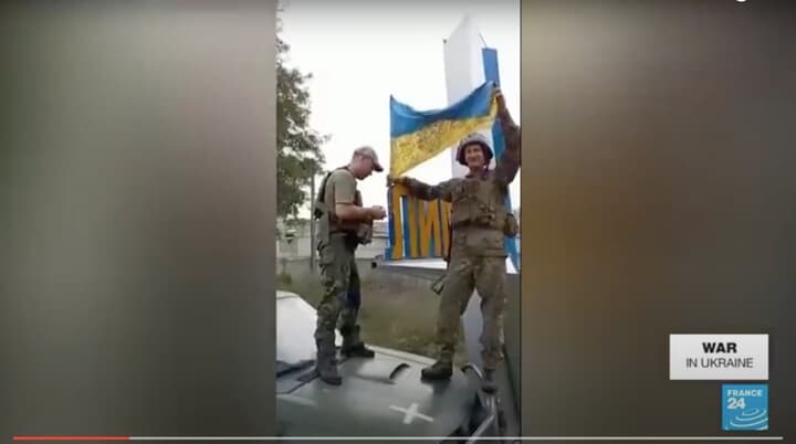 ウクライナ国旗を掲げるウクライナ軍兵士