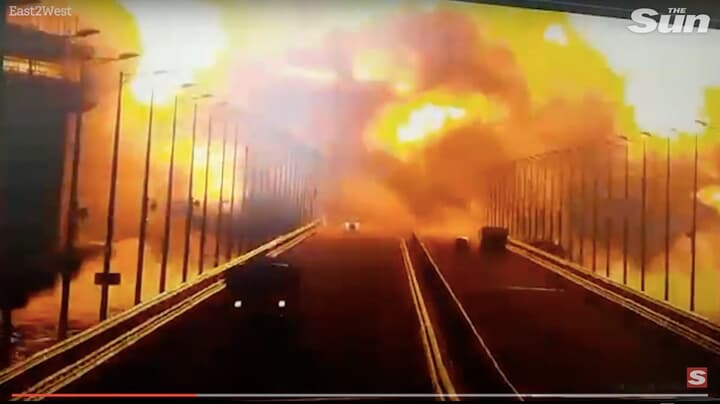 クリミア大橋が爆発する瞬間