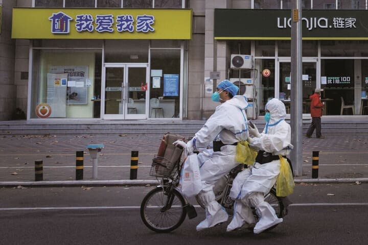 防疫業務に携わる北京市民