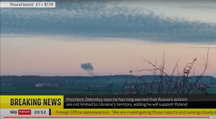 ロシアのミサイルが着弾し煙の上がるポーランド