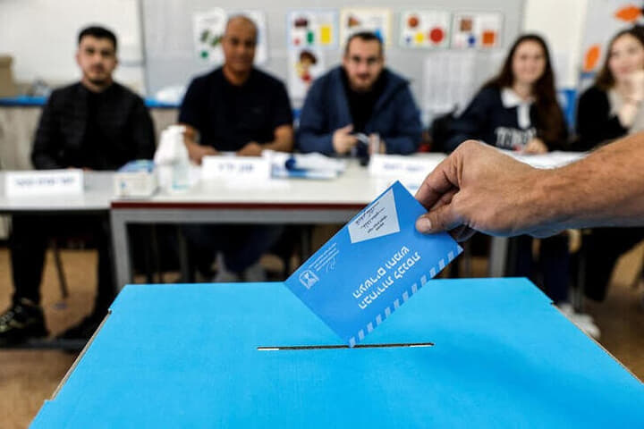 イスラエル・ラハトの投票所に置かれた投票箱に投票用紙が入れられるところ