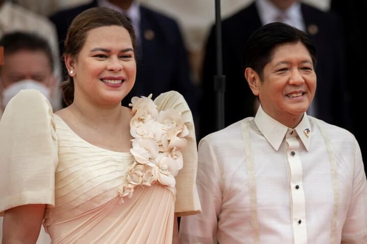 フィリピンのマルコス新大統領（右）とサラ・ドゥテルテ副大統領（左）