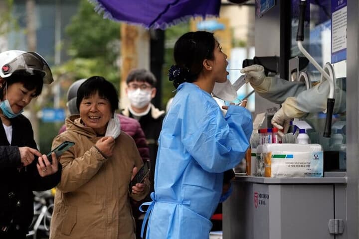 新型コロナウイルスの検査を受ける上海の人々