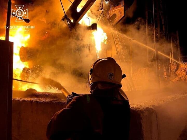 オデーサのインフラ施設の消火活動をする消防士