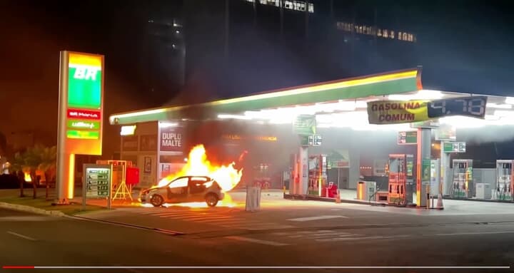 ガソリンスタンドで炎上する自動車