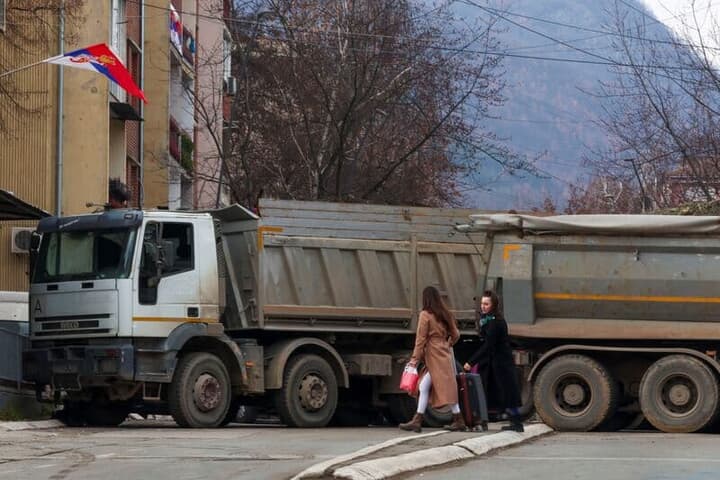 コソボ北部で道路を封鎖しているセルビア系住民のトラック