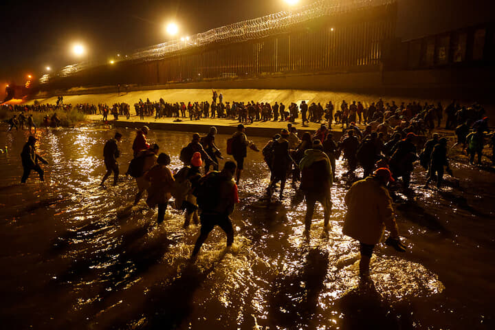 リオグランデ川を渡る移民たち