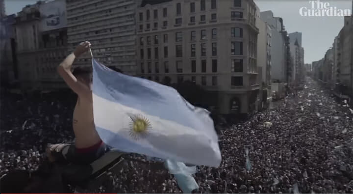 喜びを爆発させるアルゼンチンの群衆