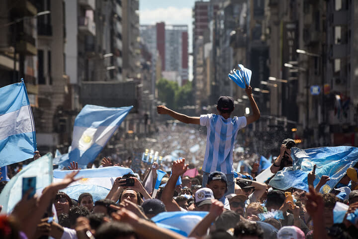 喜びを爆発させるアルゼンチンのサポーター