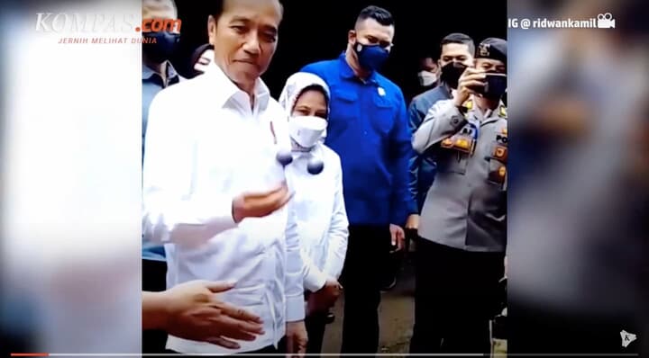 アメリカンクラッカーに挑戦するインドネシアのジョコ大統領