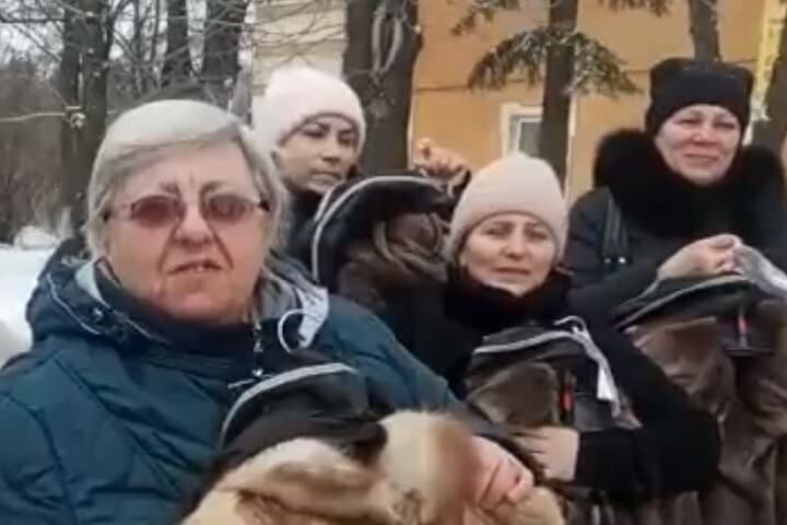 毛皮をプレゼントされたロシアの女性たち