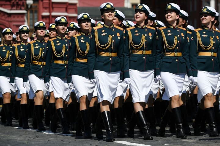 軍事パレードで更新するロシア軍の女性兵士たち
