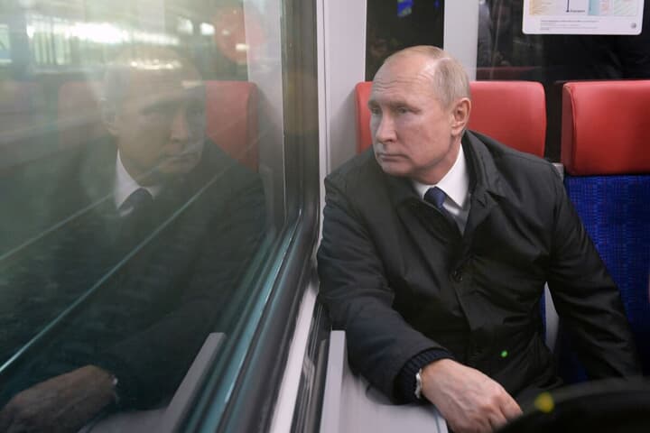 電車に乗るプーチン大統領