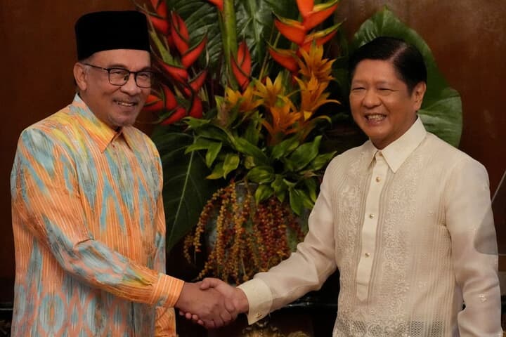 マレーシアのアンワル首相（左）とフィリピンのマルコス大統領