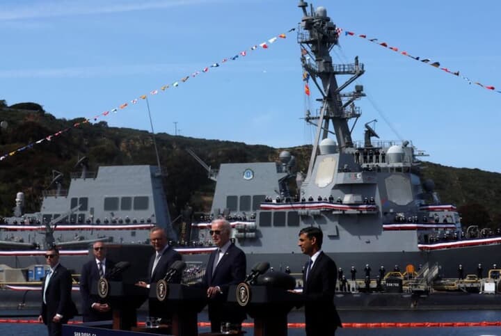 サンディエゴ海軍基地に並ぶバイデン米大統領、アルバニージー豪首相、スナク英首相