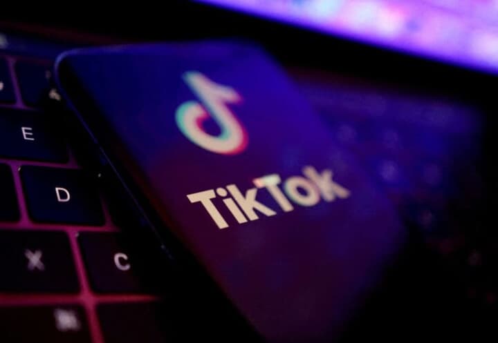 スマートフォンに映し出されたTikTokのロゴ
