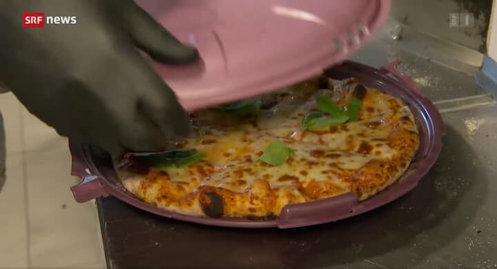 リサイクル型のデリバリー容器に入ったピザ