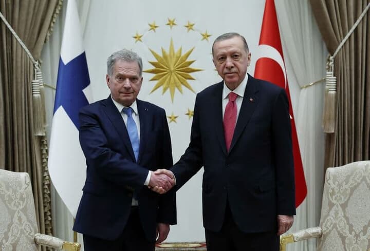 フィンランドのニーニスト大統領（左）とトルコのエルドアン大統領（右）