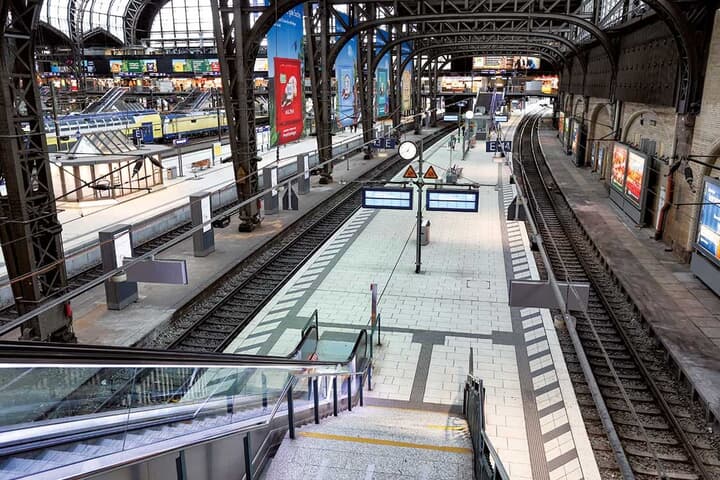 ストの影響で無人と化したハンブルク中央駅