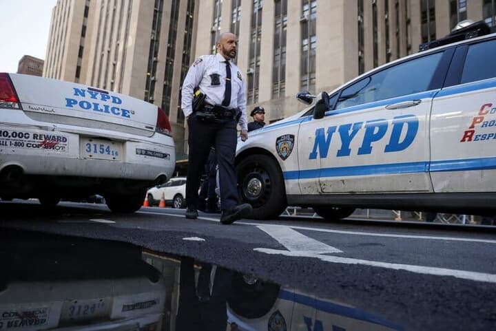 ニューヨーク市警察のパトカーと警官