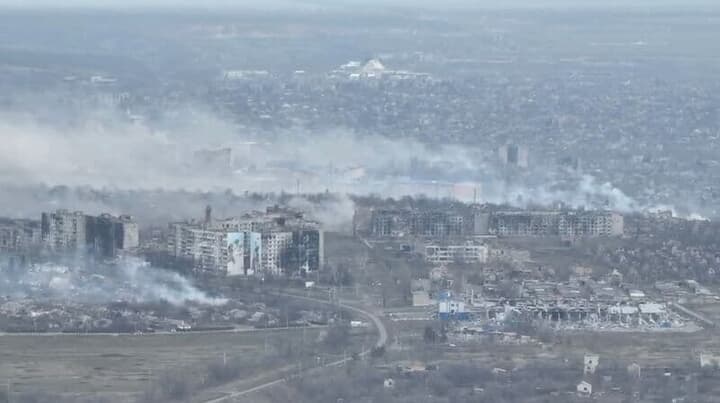 ロシアとの戦闘で煙が上がるウクライナ東部の都市バフムト