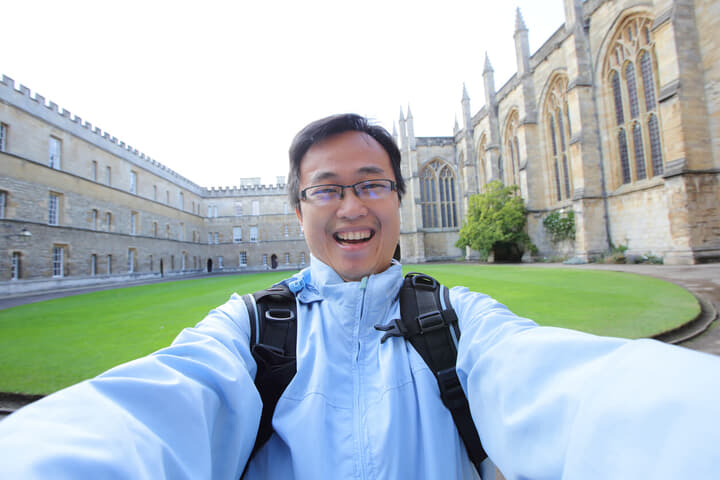 オックスフォード大学で自撮りをする男性