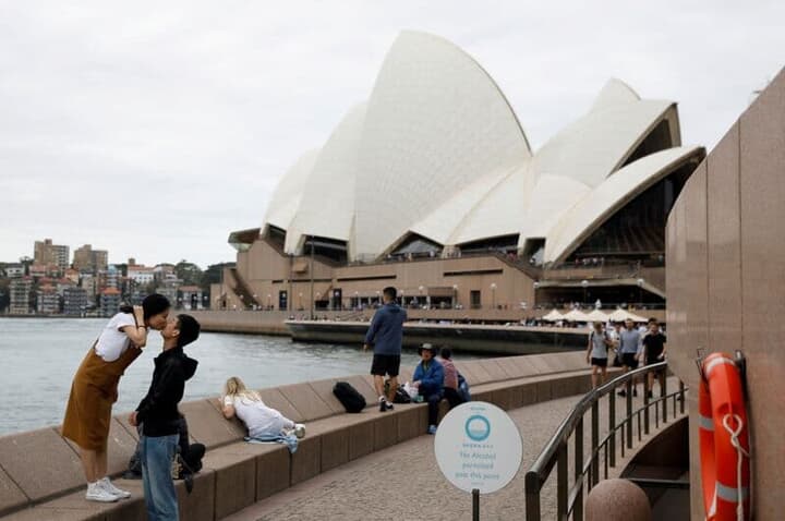 シドニーのオペラハウス前の観光客