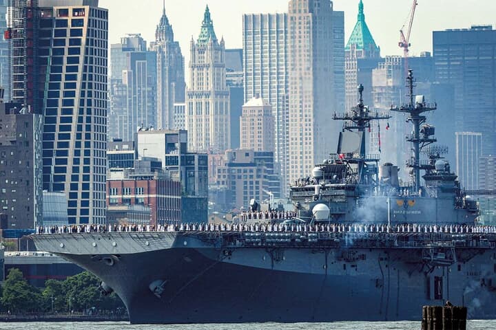 米海軍の強襲揚陸艦ワスプ