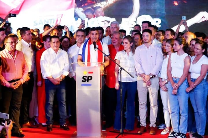 パラグアイ与党コロラド党の候補サンティアゴ・ペニャ氏（中央）