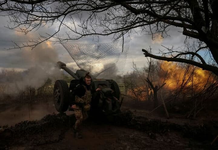 バフムトの前線に立つウクライナ軍兵士たち
