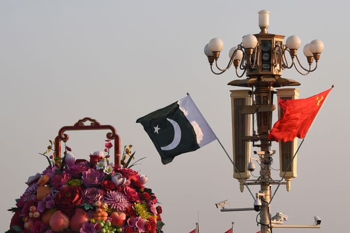 天安門広場に掲げられたパキスタンと中国の国旗