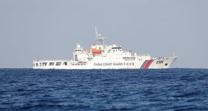 南シナ海のスカボロー礁を航行する中国沿岸警備隊の船