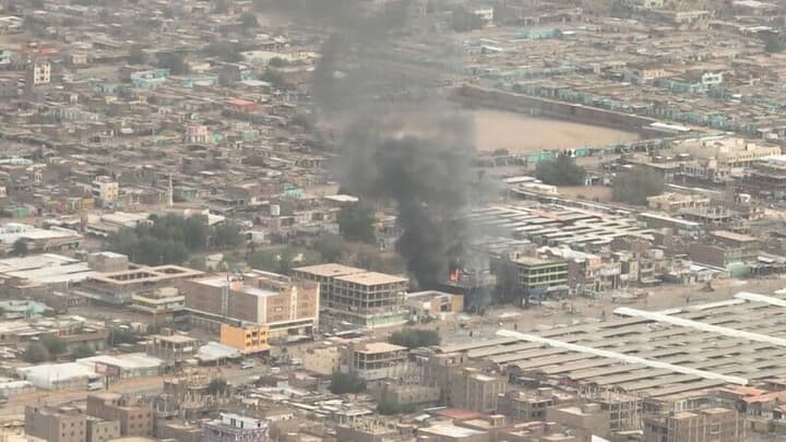 スーダンのオムドゥルマンのビルから立ち上る煙