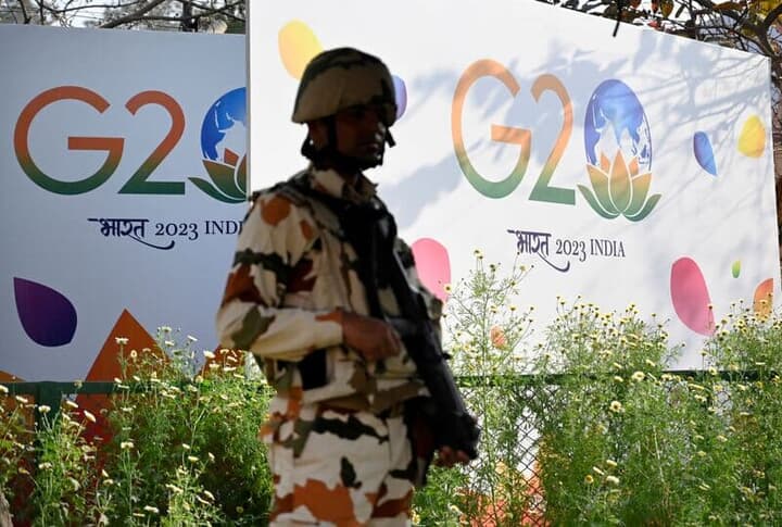 G20観光ワーキンググループ会合のパネル前で警備するインド兵士