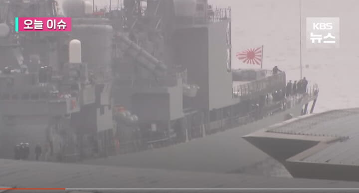 旭日旗を掲げる海上自衛隊の護衛艦はまぎり