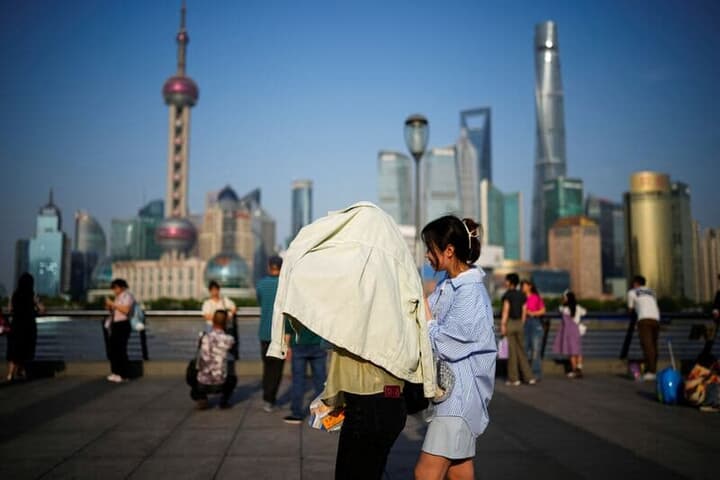 上海で日差しを避ける人