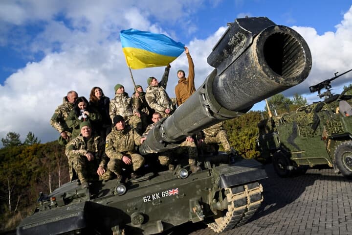 チャレンジャー2戦車とウクライナ兵