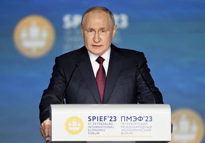 演説をするロシアのプーチン大統領