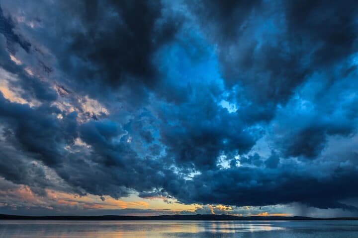 水上の暗雲イメージ画像