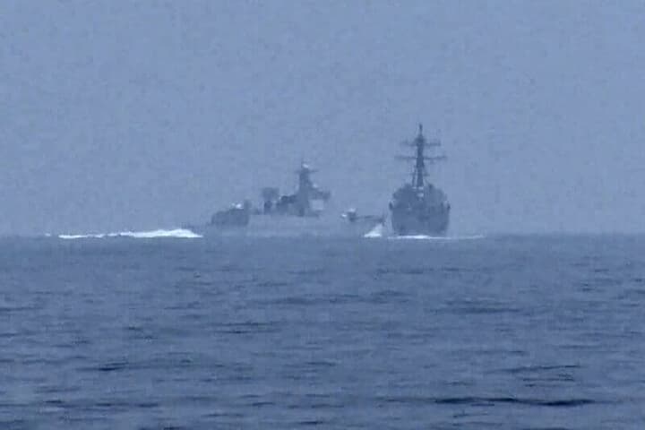 米駆逐艦の前方を横切る中国艦艇