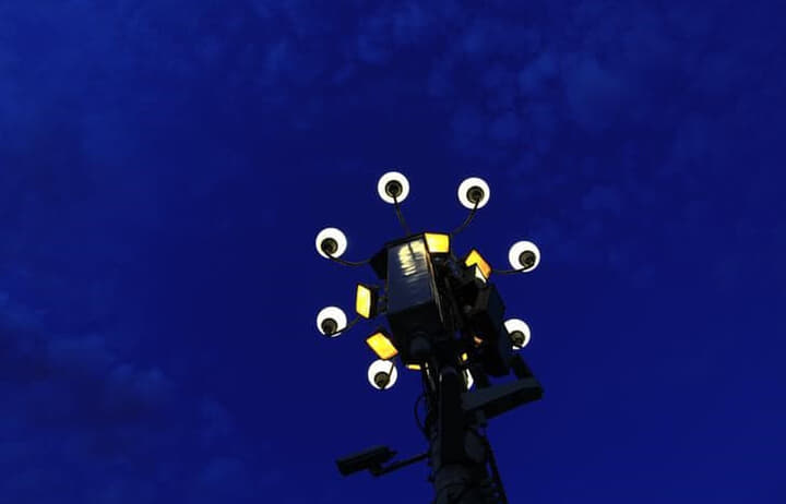 北京・天安門広場の街灯柱に設置された監視カメラ