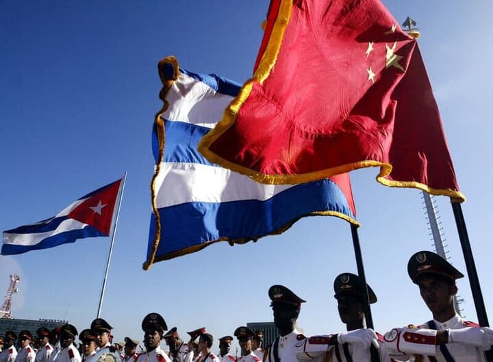 中国とキューバの国旗