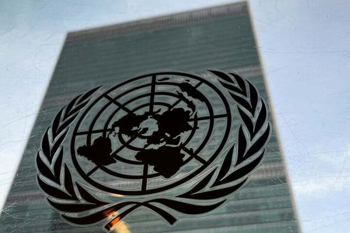 国連本部の建物と国連の旗