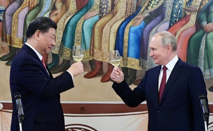 乾杯するロシアのプーチン大統領と中国の習近平国家主席
