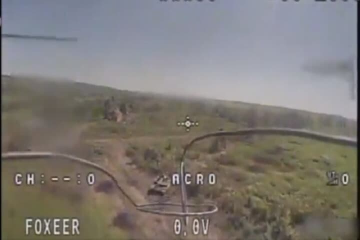 ロシア戦車を攻撃するウクライナのドローン